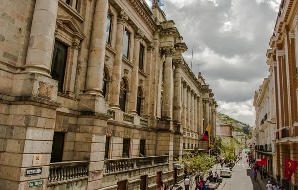 QUITO, ECUADOR - SYYSKUU 10, 2017: Tunnistamattomat ihmiset kävelevät Quiton kaupungissa sijaitsevilla siirtomaa-alueilla — kuvapankkivalokuva