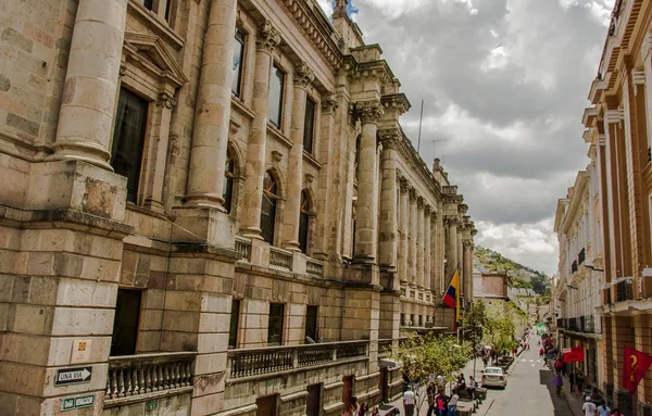 QUITO, ECUADOR - SEPTEMBER 10, 2017: Orang tak dikenal berjalan di jalan-jalan kolonial yang terletak di kota Quito — Stok Foto