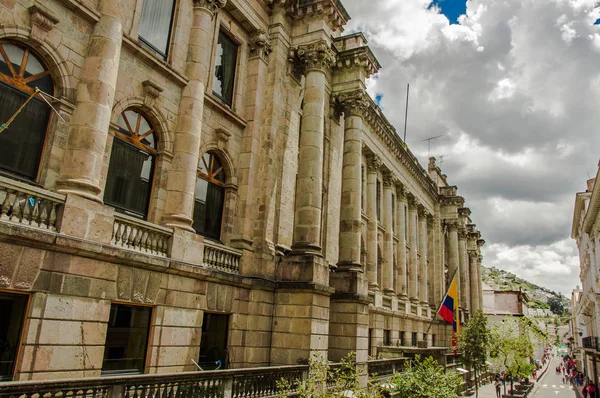 Quito, ecuador - 10. September 2017: Unbekannte gehen in den kolonialen Straßen der Stadt quito — Stockfoto