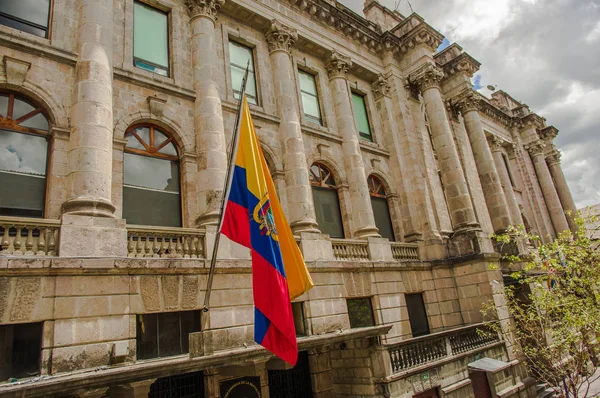 QUITO, ECUADOR - 10 DE SEPTIEMBRE DE 2017: Hermosa vista de edificios coloniales con bandera ecuatoriana colgando del balcón ubicado en la ciudad de Quito — Foto de Stock