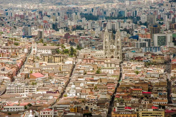 QUITO, ECUADOR - 10 DE SEPTIEMBRE DE 2017: La Basílica de Quito, Ecuador se eleva por encima del casco histórico —  Fotos de Stock