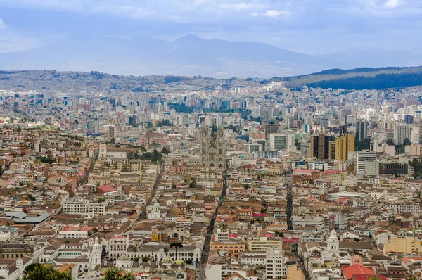 Quito, Ekvator - 10 Eylül 2017: Basilica Quito, tarihi kent yükselen Ekvador — Stok fotoğraf