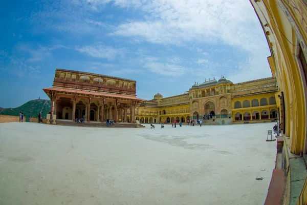 Alcuni turisti visitano il bellissimo vecchio palazzo, in Amber Fort, situato ad Amer, Rajasthan, India. Amer è una città con una superficie di 4 chilometri quadrati situata a 11 chilometri da Jaipur, la capitale di — Foto Stock