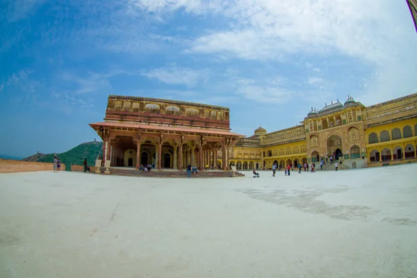 Alcuni turisti visitano il bellissimo vecchio palazzo, in Amber Fort, situato ad Amer, Rajasthan, India. Amer è una città con una superficie di 4 chilometri quadrati situata a 11 chilometri da Jaipur, la capitale di — Foto Stock