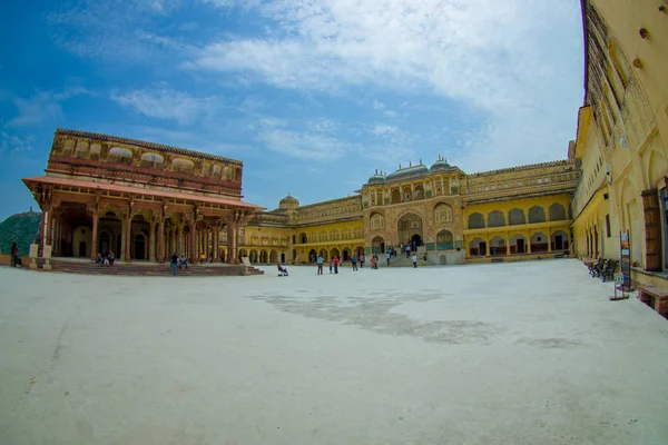 Alcuni turisti visitano il bellissimo vecchio palazzo, in Amber Fort, situato ad Amer, Rajasthan, India. Amer è una città con una superficie di 4 chilometri quadrati situata a 11 chilometri da Jaipur, la capitale di — Foto Stock