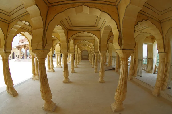 Sala gialla crollata a Sattais Katcheri nel forte di Amber vicino a Jaipur, Rajasthan, India. Amber Fort è la principale attrazione turistica nella zona di Jaipur, effetto occhi di pesce — Foto Stock