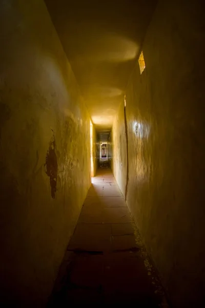 Close up of a dark tight corridor with a shining light at the end iside the palace located in Rajasthan, India — Stock Photo, Image