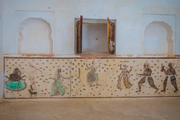 Амер, Индия - 19 сентября 2017 года: Детализированные рисунки в стене внутри красивого форта Янтарь недалеко от Джайпура, Раджастан, Индия. Всемирное наследие ЮНЕСКО — стоковое фото