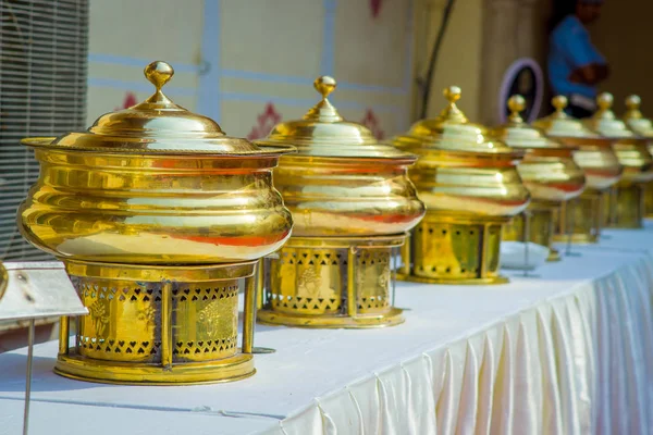 Primer plano de las estructuras doradas puestas en un crudo sobre una mesa con tela blanca, en el Palacio de la Ciudad en Jaipur, India —  Fotos de Stock