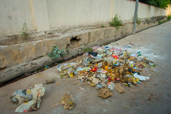 Basura en las calles de Jaipur, India. India es un país muy sucio — Foto de Stock