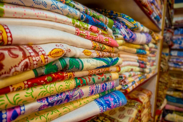 Primer plano de la ropa tradicional india de Sari para mujeres en el mercado. Comprar Sari de la boda en Jaipur. Coloridos hermosos vestidos de Sari en la tienda. Tela oriental hecha a mano de lujo oriental — Foto de Stock