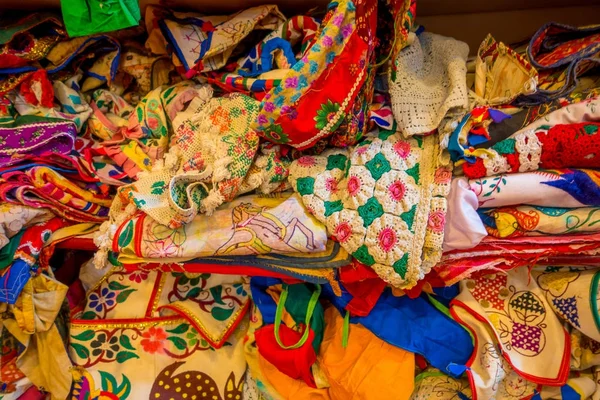 Close up van Indische traditionele vrouwen Sari kleding op de markt. Het kopen van Wedding Sari in Jaipur. Kleurrijke mooie Sari jurken in de winkel. Luxe Oosterse handgemaakte Oost-stof — Stockfoto