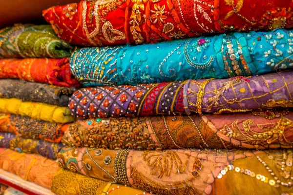 Gros plan sur les vêtements indiens traditionnels Sari Femme sur le marché. Acheter Mariage Sari à Jaipur. Belles robes colorées Sari dans le magasin. Tissu oriental fait à la main oriental de luxe — Photo