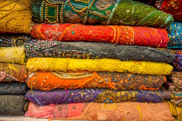 Gros plan sur les vêtements indiens traditionnels Sari Femme sur le marché. Acheter Mariage Sari à Jaipur. Belles robes colorées Sari dans le magasin. Tissu oriental fait à la main oriental de luxe — Photo