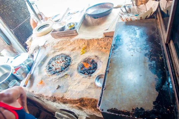 Close up van Indiaas eten bereiden in een metallic tray, naast een gloeiende rotsen in de vloer in Jaipur, India — Stockfoto