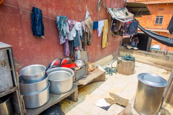 Bliska brudne miski, garnki i tace, które ludzie używają do gotowania potraw w kuchni w Jaipur, India — Zdjęcie stockowe