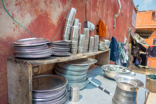 Close-up van vuile kommen, potten en trays die mensen gebruiken om te koken het eten in de keuken in Jaipur, India — Stockfoto