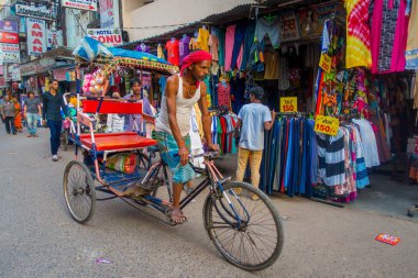 Delhi, Hindistan - 25 Eylül 2017: Tanımlanamayan adam Paharganj, Delhi Rickshaws ile ve bir otomatik rickshaws yoğun bir cadde. Delhi Hindistan 2 en kalabalık şehri Mumbai sonra olduğunu.