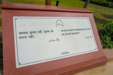 Delhi, Hindistan - 25 Eylül 2017: mezar wih güzel sözler içinde Rajghat Yeni Delhi, Delhi, Hindistan anıt yazılmış bilgilendirici işareti