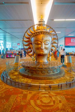 Delhi, Hindistan - 19 Eylül 2017: Büyük altın heykel Delhi Uluslararası Havaalanı. Indira Gandhi Havalimanı dünyanın en yoğun 32th olduğunu