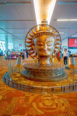 Delhi, Hindistan - 19 Eylül 2017: Büyük altın heykel Delhi Uluslararası Havaalanı. Indira Gandhi Havalimanı dünyanın en yoğun 32th olduğunu