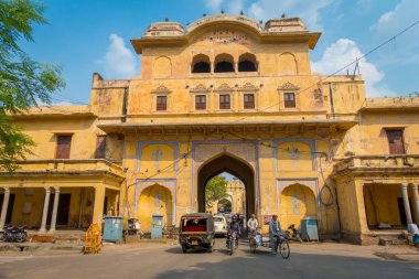 Jaipur, Hindistan - 19 Eylül 2017: motosiklet ve bisiklet sürme ve arabalar City Palace, Jaipur, Rajasthan, Hindistan karmaşık bir saray ile tanımlanamayan kişi