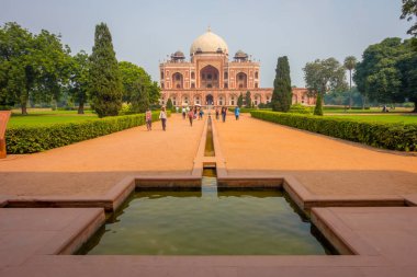 Delhi, Hindistan - 19 Eylül 2017: sarhoş bir zemin Mogul Kral Humayuns mezarlık önünde Yeni Delhi, Hindistan bir güneşli gün boyunca yürüyüş tanımlanamayan kişi