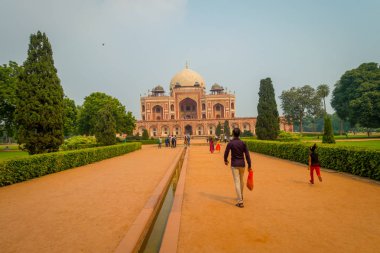 Delhi, Hindistan - 19 Eylül 2017: sarhoş bir zemin Mogul Kral Humayuns mezarlık önünde Yeni Delhi, Hindistan bir güneşli gün boyunca yürüyüş tanımlanamayan kişi