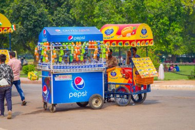 Delhi, Hindistan - 16 Eylül 2017: Renkli arabaları içecekler ve dondurma Delhi, Hindistan sokaklarda kümelenmiş satmak