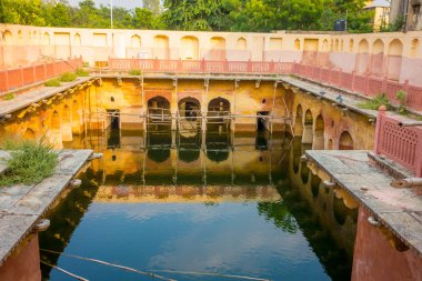 Jaipur, Hindistan - 20 Eylül 2017: su, Galta ji Tapınağı Jaipur Rajasthan yansıyan eski Tapınağı