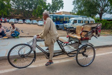 Delhi, Hindistan - 19 Eylül 2017: sokakta, bisikleti kimliği belirsiz adam vardır pek çok turist kalmak Delhi Hindistan bu alanda