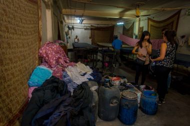 Jaipur, Hindistan - 19 Eylül 2017: Çeşitli renkleri Hindistan tekstil için kullanılan, resim ile bir plastik kova ile bir odada kimliği belirsiz kişi. Jaipur şehrinde geleneksel süreci yazdırma blok