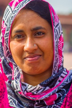 Jaipur, Hindistan - 19 Eylül 2017: Jaipur, Hindistan sokakların renkli bir hiyab ile kimliği belirsiz Hint kadın portresi