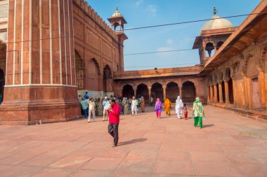 Delhi, Hindistan - 27 Eylül 2017: Jama Mescidi, Delhi, Hindistan gelen kimliği belirsiz Hintli turist. En büyük ve belki de en görkemli Camii Hindistan'da JAMA Mescidi olduğunu