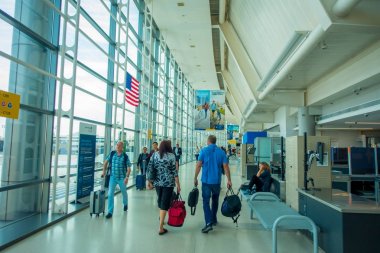 Newark, Nj - 16 Ekim 2017: Newark Havaalanı iç Newark, New Jersey, kimliği belirsiz insanlar. Newark Havaalanı'nın New York City yakınlarında 10 bize ve 2 büyük hub için en yoğun olduğu