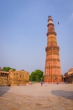 Delhi, Hindistan - 25 Eylül 2017: Qutub Minar, 13 Delhi, Hindistan güneyinde yer alan yüzyılın başlarında inşa heritag UNESCO tarafından Dünya biri zevk tanımlanamayan kişi