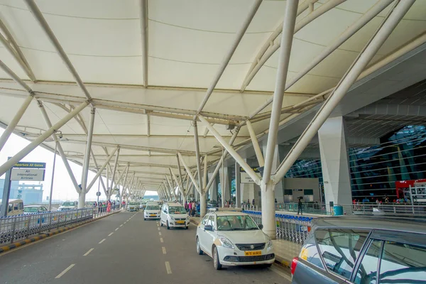 Delhi, India - 19 September 2017: Några bilar parkerade på utomhus av den internationella flygplatsen i Delhi, Indira Gandhi International Airport är 32th mest trafikerade i världen — Stockfoto