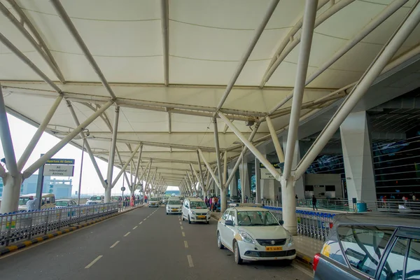 Delhi, India - 19 September 2017: Några bilar parkerade på utomhus av den internationella flygplatsen i Delhi, Indira Gandhi International Airport är 32th mest trafikerade i världen — Stockfoto