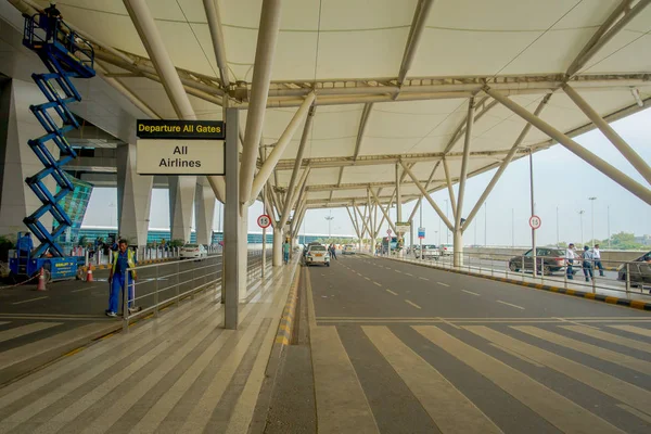 ДЕЛИ, Индия - 19 сентября 2017 года: Некоторые автомобили, припаркованные на открытом воздухе Международного аэропорта Дели, Международный аэропорт Индиры Ганди является 32-м по загруженности в мире — стоковое фото