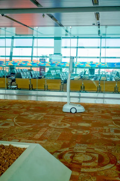 DELHI, INDIA - 19 DE SEPTIEMBRE DE 2017: Vista interior del servicio de atención al cliente de robots dentro del Aeropuerto Internacional de Delhi —  Fotos de Stock