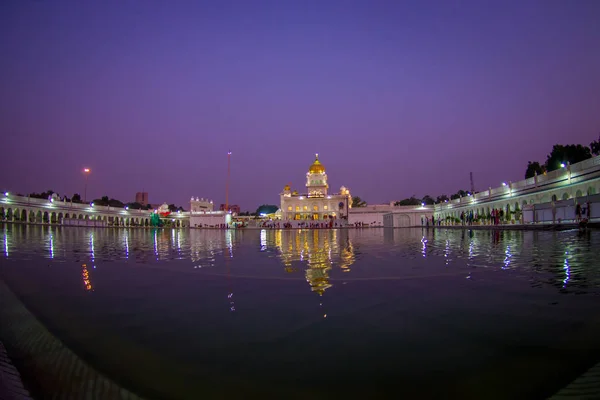 有名な Sikh gurdwara 黄金寺院ハリマンディル ・ サーヒブの美しい景色はインドで豪華な紫の空と人工の池に映ったデリー、インド - 2017 年 9 月 19 日。 — ストック写真