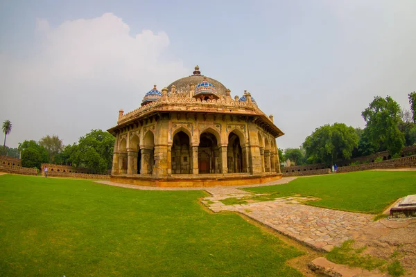 Delhi, India - 19 September 2017: Close up van een prachtige graftombe van Isa Khan Niazi in humayum tombe complex, New Delhi, India, vis ogen effect — Stockfoto