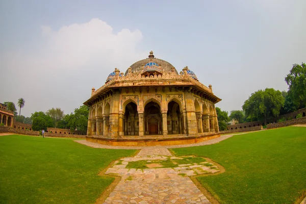 Delhi, India - 19 September 2017: Close up van een prachtige graftombe van Isa Khan Niazi in humayum tombe complex, New Delhi, India, vis ogen effect — Stockfoto