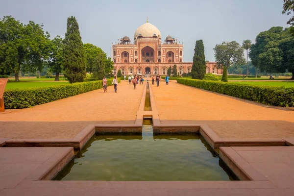 Delhi, Hindistan - 19 Eylül 2017: sarhoş bir zemin Mogul Kral Humayuns mezarlık önünde Yeni Delhi, Hindistan bir güneşli gün boyunca yürüyüş tanımlanamayan kişi