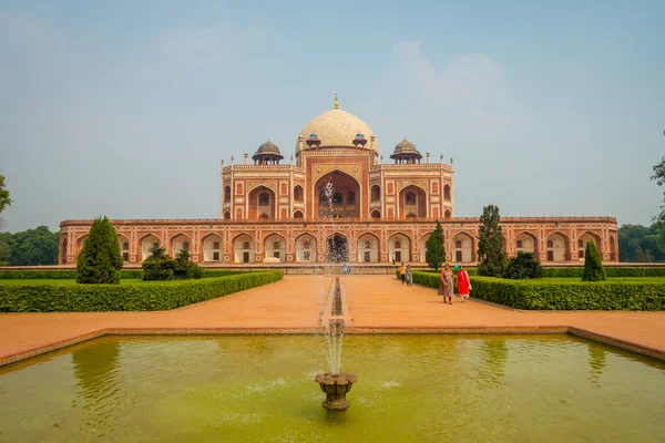 DELHI, INDIA - 19 DE SEPTIEMBRE DE 2017: Personas no identificadas caminando frente a una Tumba del Rey Mogul Humayuns en Nueva Delhi, India con una fuente artificial en frente —  Fotos de Stock