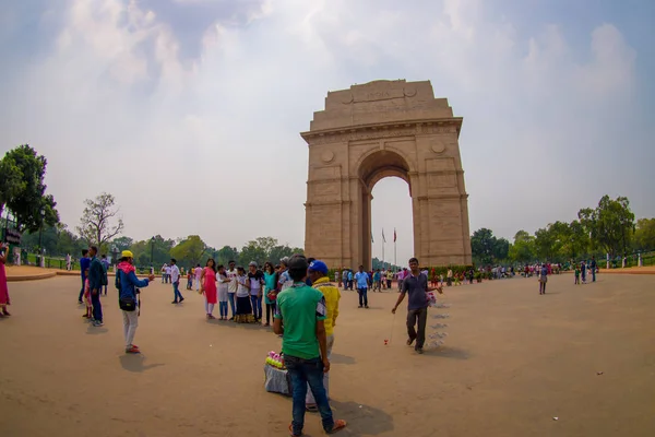 DELHI, INDIA - 19 DE SEPTIEMBRE DE 2017: Personas no identificadas caminando frente a la Puerta de la India, anteriormente conocida como el Monumento a la Guerra de Toda la India en Rajpath, Nueva Delhi, India —  Fotos de Stock