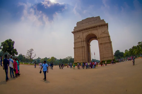 DELHI, INDIA - 19 DE SEPTIEMBRE DE 2017: Amplio ángulo de la imagen y personas no identificadas caminando frente a la Puerta de la India, anteriormente conocido como el Monumento a la Guerra de Toda la India en Rajpath, Nueva Delhi — Foto de Stock