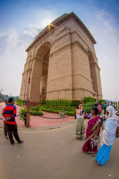 DELHI, INDIA - 19 DE SEPTIEMBRE DE 2017: Personas no identificadas caminando frente a la Puerta de la India, anteriormente conocida como el Monumento a la Guerra de Toda la India en Rajpath, Nueva Delhi, India —  Fotos de Stock