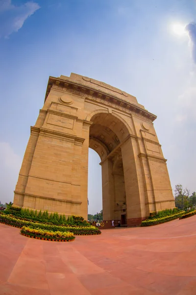 DELHI, INDIA - 19 DE SEPTIEMBRE DE 2017: Una toma de gran angular de la Puerta de la India anteriormente conocida como el Monumento a la Guerra de Toda la India en Rajpath, Nueva Delhi —  Fotos de Stock