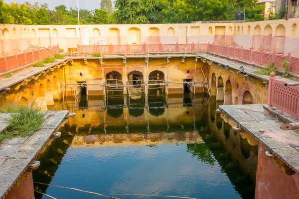 Jaipur, Índia - 20 de setembro de 2017: Templo antigo refletido na água, Templo de Galta ji Jaipur Rajasthan — Fotografia de Stock